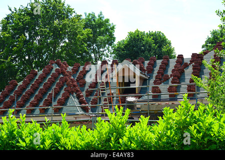 Tuiles empilées prête pour la pose sur toit de maison, rue de l'Ouest, Marlow, Buckinghamshire, Angleterre, Royaume-Uni Banque D'Images