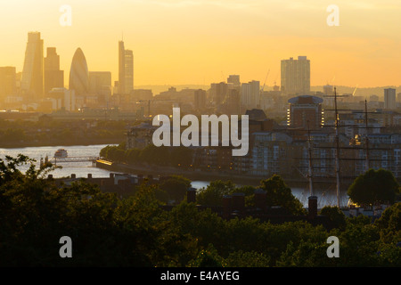 Soirée d'afficher jusqu'Tamise vers la ville de Londres, dans le parc de Greenwich (mâts de Cutty Sark centre à droite de l'image) Banque D'Images