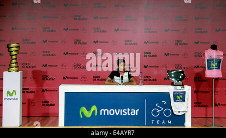 Bogota, DC. 7 juillet, 2014. Giro d'Italia vainqueur Nairo Quintana parle de sa carrière dans une conférence de presse au bâtiment, dans le nord de Bogotá Movistar . Les 24 ans, avec l'alpiniste de l'équipe Movistar colombien est le premier à gagner cette course à vélo. © César Mariño/Pacific Press/Alamy Live News Banque D'Images