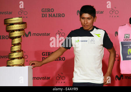 Bogota, DC. 7 juillet, 2014. Giro d'Italia vainqueur Nairo Quintana parle de sa carrière dans une conférence de presse au bâtiment, dans le nord de Bogotá Movistar . Les 24 ans, avec l'alpiniste de l'équipe Movistar colombien est le premier à gagner cette course à vélo. © César Mariño/Pacific Press/Alamy Live News Banque D'Images