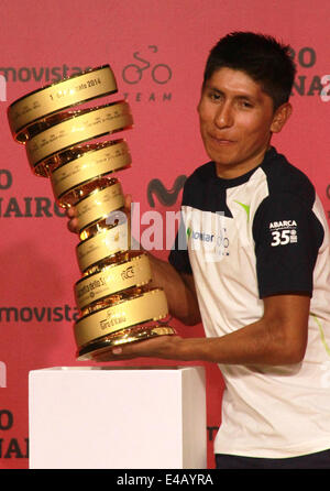 Bogota, DC. 7 juillet, 2014. Giro d'Italia vainqueur Nairo Quintana parle de sa carrière dans une conférence de presse au bâtiment, dans le nord de Bogotá Movistar . Les 24 ans, avec l'alpiniste de l'équipe Movistar colombien est le premier à gagner cette course à vélo. © César Mariño/Pacific Press/Alamy Live News Banque D'Images