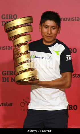 Bogota, DC. 7 juillet, 2014. Giro d'Italia vainqueur Nairo Quintana parle de sa carrière dans une conférence de presse au bâtiment, dans le nord de Bogotá Movistar . Les 24 ans, avec l'alpiniste de l'équipe Movistar colombien est le premier à gagner cette course à vélo. © César Mariño/Pacific Press/Alamy Live News Banque D'Images