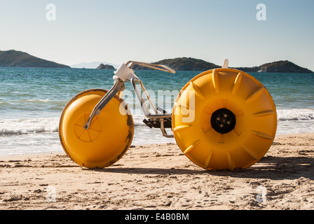 Tricycle plage utilisés par les touristes sur les plages du Mexique mazatlan Banque D'Images