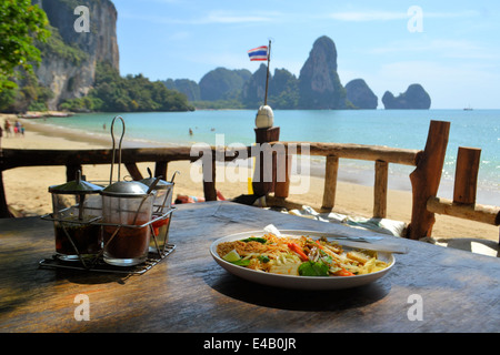 Pad Thaï au poulet, plat traditionnel Banque D'Images