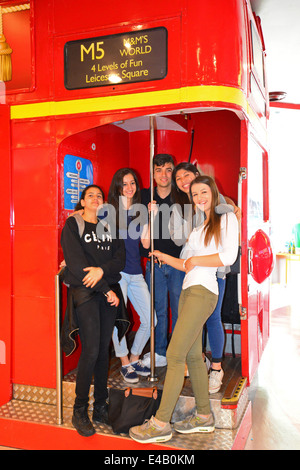 Jeune groupe sur le bus de Londres à M&m's World, Swiss Cottage, Leicester Square, West End, City of Westminster, Grand Londres, Royaume-Uni Banque D'Images