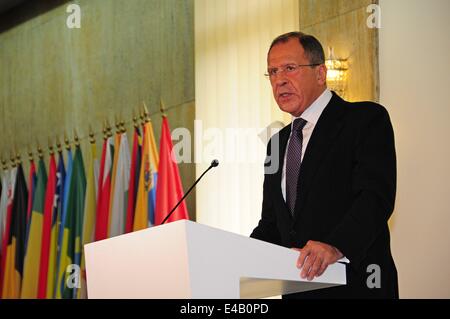 Sofia, Bulgarie. 7 juillet, 2014. Le Ministre russe des affaires étrangères Sergey Lavrov aborde une conférence de presse tenue conjointement avec son homologue bulgare Kristian Vigenin (non représenté) à Sofia, Bulgarie, le 7 juillet 2014. Sergueï Lavrov a déclaré lundi que le gazoduc South Stream devrait être construit comme prévu, exhorte la Commission européenne à mettre en œuvre une approche raisonnable. © Chen Hang/Xinhua/Alamy Live News Banque D'Images