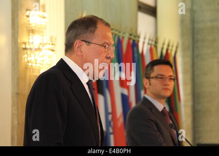 Sofia, Bulgarie. 7 juillet, 2014. Le Ministre russe des affaires étrangères Sergey Lavrov (L) et son homologue bulgare Kristian Vigenin assister à une conférence de presse conjointe à Sofia, Bulgarie, le 7 juillet 2014. Sergueï Lavrov a déclaré lundi que le gazoduc South Stream devrait être construit comme prévu, exhorte la Commission européenne à mettre en œuvre une approche raisonnable. © Liu Zai/Xinhua/Alamy Live News Banque D'Images