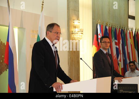 Sofia, Bulgarie. 7 juillet, 2014. Le Ministre russe des affaires étrangères Sergey Lavrov (L) et son homologue bulgare Kristian Vigenin assister à une conférence de presse conjointe à Sofia, Bulgarie, le 7 juillet 2014. Sergueï Lavrov a déclaré lundi que le gazoduc South Stream devrait être construit comme prévu, exhorte la Commission européenne à mettre en œuvre une approche raisonnable. © Liu Zai/Xinhua/Alamy Live News Banque D'Images