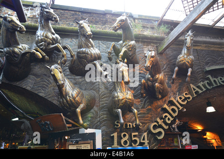 Écuries de chevaux, sculptures marché Camden Lock Market, Camden Town, London Borough of Camden, Londres, Angleterre, Royaume-Uni Banque D'Images