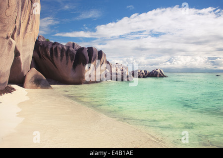 Plage de rêve avec les jaunes d'eau sur les seychelles Banque D'Images