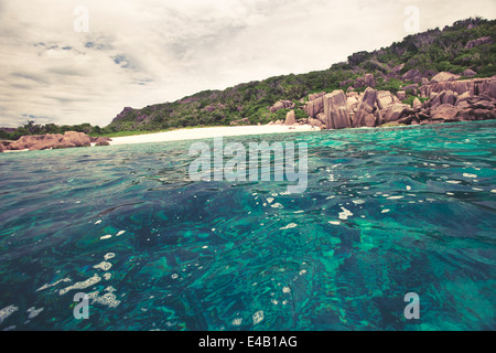 Plage de rêve avec les jaunes d'eau sur les seychelles Banque D'Images