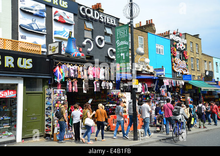 Des boutiques de vêtements de rechange sur Camden High Street, Camden Town, London Borough of Camden, Londres, Angleterre, Royaume-Uni Banque D'Images