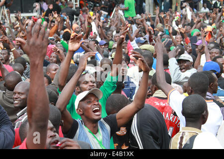 Nairobi, Kenya. 7e juillet. 2014.Les partisans de l'opposition du Kenya célébrer comme l'opposition du Kenya école dirigée par Coalition pour la démocratie et les réformes (CORD) Raila Amollo Odinga chef abordées partisans qui se pressaient Uhuru Park pour un rassemblement baptisé sabasaba pour forcer le gouvernement à un dialogue avec l'opposition sur des questions d'insécurité et de la hausse des prix alimentaires. Crédit : Tom Maruko/Pacific Press/Alamy Live News Banque D'Images