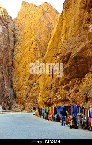 Aspects de la Gorges de Todra,route pavée,Hôtels,randonnées,Vendeurs,tapis,4 roues motrices,randonneurs, alpinistes, des falaises,Maroc Banque D'Images