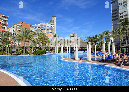 La piscine de l'Hôtel Sol Pelicanos Ocas, Calle Gerona, Benidorm, Costa Blanca, Alicante Province,Espagne Banque D'Images