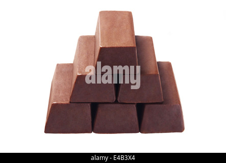Pile de barres de chocolat sur fond blanc Banque D'Images
