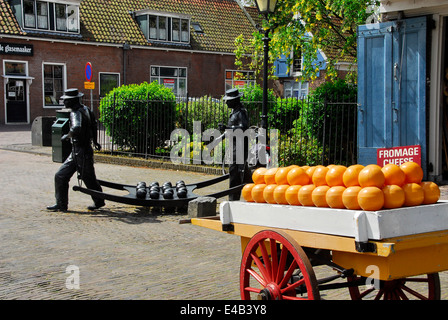 Statue de transporteurs de fromage dans la ville d'Edam, Pays-Bas Banque D'Images