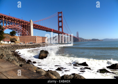 Point fort au pied du Golden Gate Bridge, San Francisco, California, USA Banque D'Images