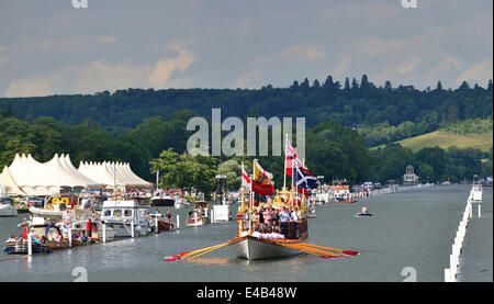 Henley on Thames, Royaume-Uni. 'La barge d'aviron Gloriana, construit pour le Jubilé de diamant de la Reine, a pris de l'eau à nouveau le 6 juillet, en charge avec des dignitaires et des fonctionnaires, pour marquer le 175e anniversaire de la fondation de Henley Royal Regatta, qui avait captivé partisans et spectateurs pendant cinq jours . La Westminster School Boat Club célébré leur 200e anniversaire par Gloriana, aviron Banque D'Images