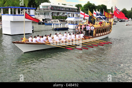 Henley on Thames, Royaume-Uni. 'La barge d'aviron Gloriana, construit pour le Jubilé de diamant de la Reine, a pris de l'eau à nouveau le 6 juillet, en charge avec des dignitaires et des fonctionnaires, pour marquer le 175e anniversaire de la fondation de Henley Royal Regatta, qui avait captivé partisans et spectateurs pendant cinq jours . La Westminster School Boat Club célébré leur 200e anniversaire par Gloriana, aviron Banque D'Images