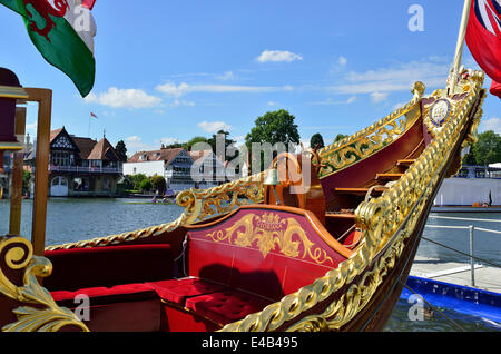 'La barge d'aviron Gloriana, construit pour le Jubilé de diamant de la Reine, sur le point de prendre de l'eau à nouveau le 6 juillet, en charge avec des dignitaires et des fonctionnaires, pour marquer le 175e anniversaire de la fondation de Henley Royal Regatta, qui avait captivé partisans et spectateurs pendant cinq jours . La Westminster School Boat Club célébré leur 200e anniversaire par rowing Gloriana, crédit Gary Blake/Alamy vivre Banque D'Images