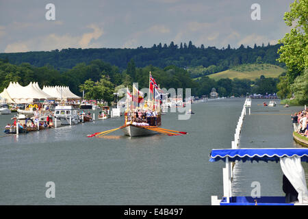 Henley on Thames, Royaume-Uni. 6 juillet, 2014. 'La barge d'aviron Gloriana, construit pour le Jubilé de diamant de la Reine, a pris de l'eau à nouveau le 6 juillet, en charge avec des dignitaires et des fonctionnaires, pour marquer le 175e anniversaire de la fondation de Henley Royal Regatta, qui avait captivé partisans et spectateurs pendant cinq jours . La Westminster School Boat Club célébré leur 200e anniversaire par rowing Gloriana, Crédit : Gary Blake/Alamy Live News Banque D'Images