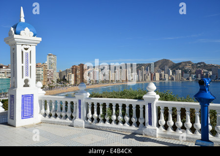 Playa de Levante à partir de la Placa de Castelar, Vieille Ville, Benidorm, Costa Blanca, Alicante Province, Espagne Banque D'Images