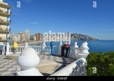 Playa de Levante à partir de la Placa de Castelar, Vieille Ville, Benidorm, Costa Blanca, Alicante Province, Espagne Banque D'Images