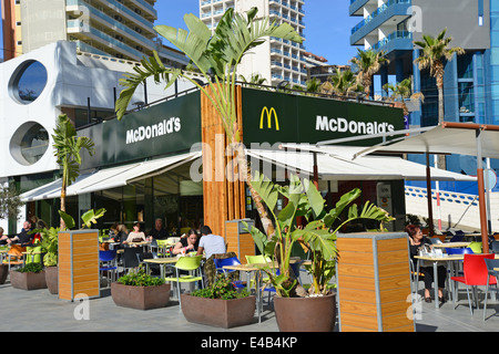 D'un restaurant Mcdonald's, Carrer el Pont, Benidorm, Costa Blanca, Alicante Province, Royaume d'Espagne Banque D'Images