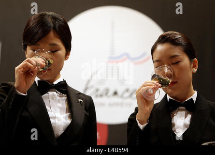 Séoul, Corée du Sud. 8 juillet, 2014. Finalistes goûter le vin lors d'un Concours National "concurrence sommelier du Meilleur Sommelier en Vins de France' à l'Imperial Palace hotel à Séoul, Corée du Sud, le 8 juillet 2014. © Park Jin Hee/Xinhua/Alamy Live News Banque D'Images