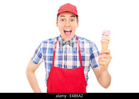 La crème glacée joyeux vendeur qui détient une glace Banque D'Images