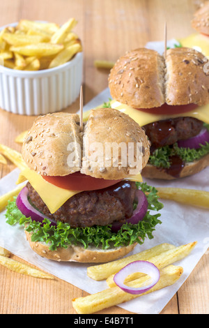Burger de boeuf frites et sur la table en bois Banque D'Images