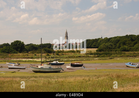 Holbrook Bay, sur la rivière Stour, Suffolk, U avec la flèche de la Royal Hospital School visible dans l'arrière-plan. Banque D'Images