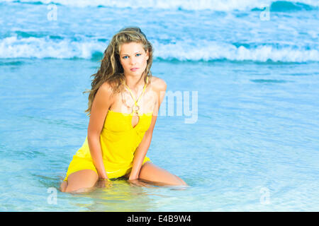 Femme sur la plage Banque D'Images