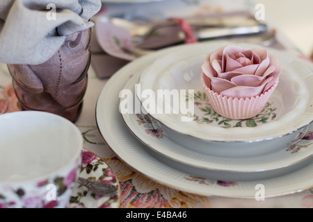 Lieu lunatique avec cupcake rose sucre vintage sur la Chine. Doux et romantique détail de tea party table. Banque D'Images