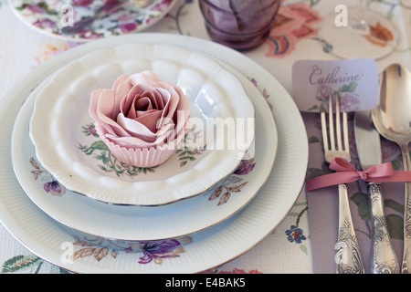 Lieu lunatique avec cupcake rose sucre vintage sur la Chine. Doux et romantique détail de tea party table. Banque D'Images