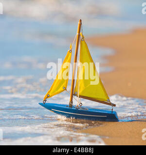 Le petit bateau se trouve sur la plage de sable Banque D'Images