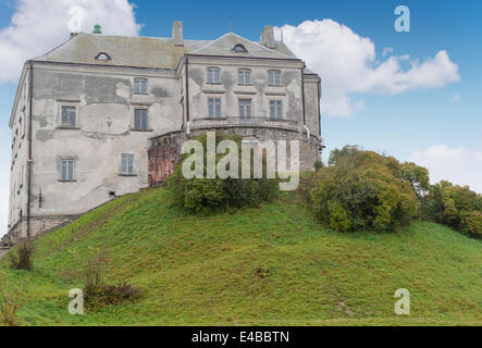 Ancien château sur une colline Banque D'Images