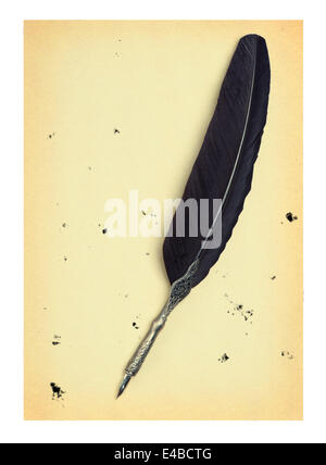 Feather quill sur un vieux papier Banque D'Images