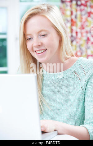 Teenage Girl Using Laptop At Home Banque D'Images