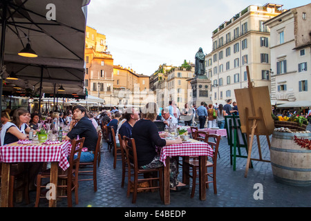 Les gens assis dans le restaurant en plein air dans la région de Campo di Fiori à Rome Banque D'Images