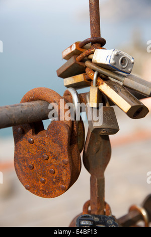 Locks enchaînés à l'escrime par des couples comme symbole de leur amour. Banque D'Images