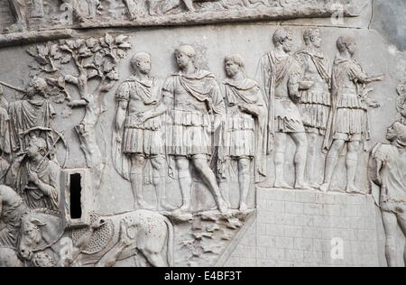 Dans Basrelieves la colonne de Trajan à Rome, Italie Banque D'Images