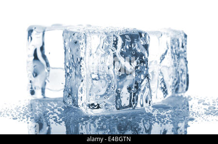 Des cubes de glace avec de l'eau gouttes Banque D'Images