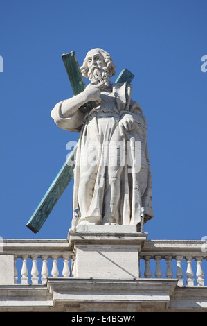 Statue de l'Apôtre sur le haut de la Basilique Saint Pierre de façade. Rome, Italie Banque D'Images