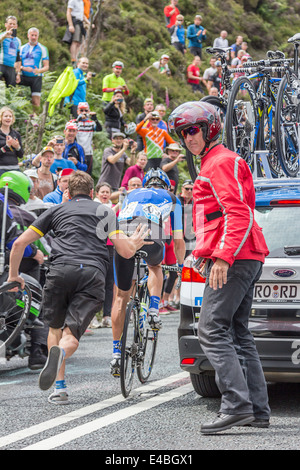 Bartosz Huzarski est repoussé après avoir perdu chez le cote de Blubberhouses pendant le Grand Départ de l'étape 2 à Kexgill Banque D'Images