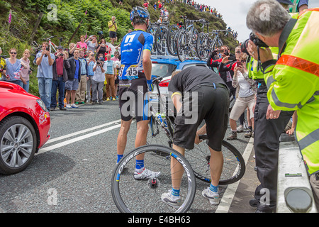 Bartosz Huzarski aidé par l'équipe après avoir perdu chez le cote de Blubberhouses, Le Grand Départ de l'étape 2 au 6 juillet 2014 Kexgill Banque D'Images