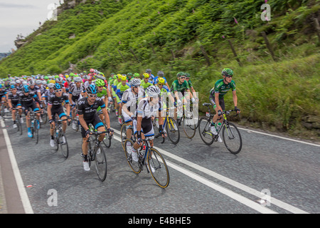 Le peloton du cote de Blubberhouses pendant le Tour de France Grand Départ à Kex Gill Col Banque D'Images