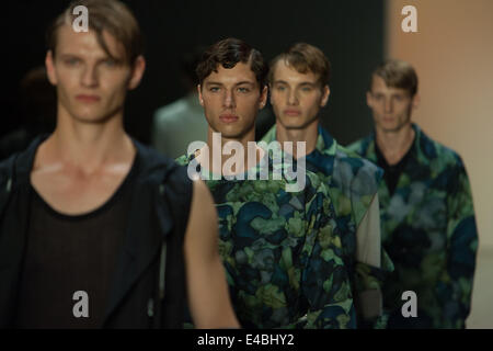 Berlin, Allemagne. 8 juillet, 2014. Un modèle est considéré sur la piste pendant la Julian Zigerli montrer au début de Mercedes-Benz Fashion Week à Berlin, Allemagne. Credit : Willem Arriens/Alamy Live News Banque D'Images