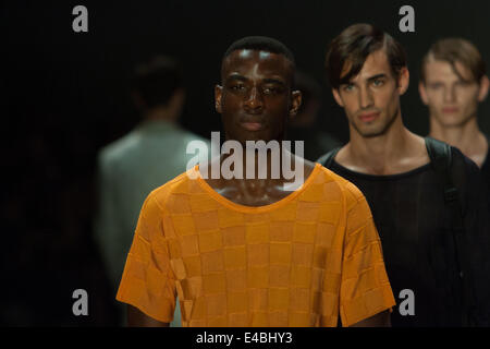 Berlin, Allemagne. 8 juillet, 2014. Les modèles sont visibles sur la piste pendant la Julian Zigerli montrer au début de Mercedes-Benz Fashion Week à Berlin, Allemagne. Credit : Willem Arriens/Alamy Live News Banque D'Images